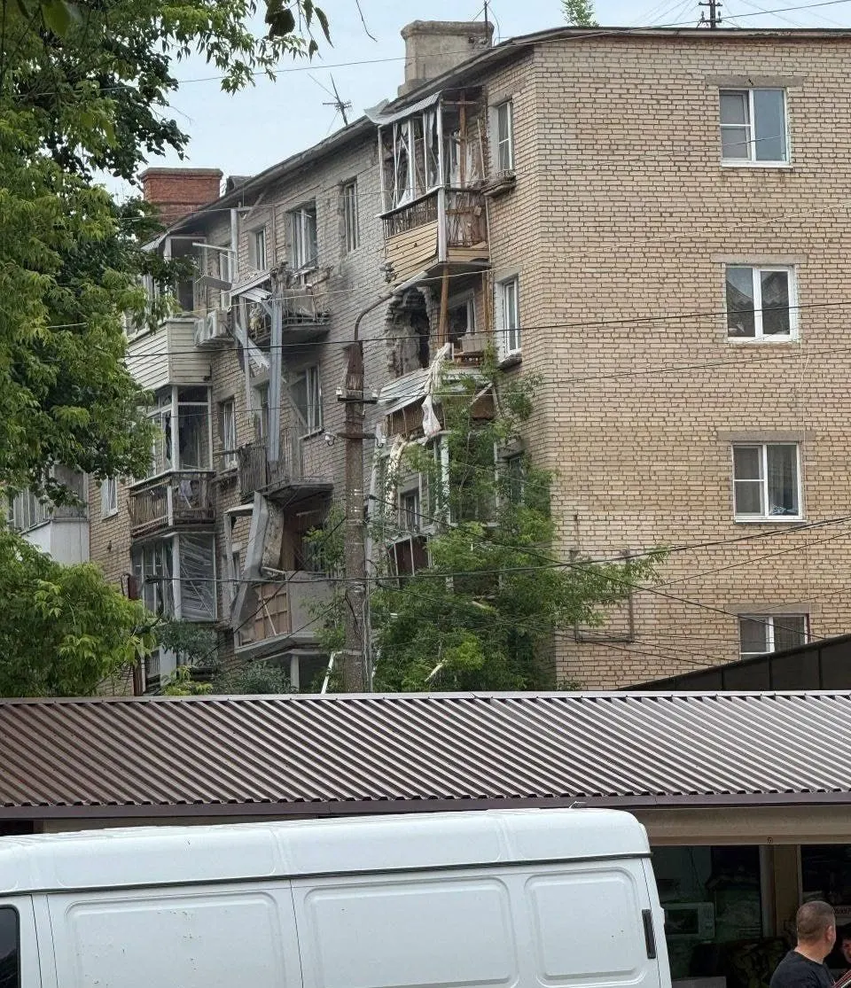 В Тульской области беспилотник поразил жилой дом в Щёкино. Жителей эвакуировали, режим «беспилотной опасности» сохраняется. Минобороны сообщает о сотнях сбитых БПЛА по стране; к утру у Москвы — около 80.