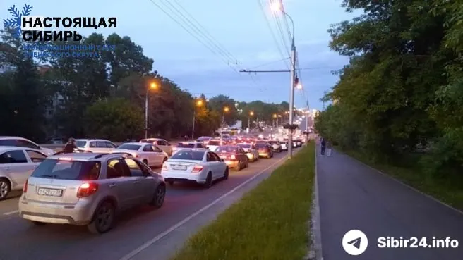 В Иркутской области и ряде соседних регионов введены жёсткие лимиты на топливо: розничные продажи сокращаются, на АЗС образуются километровые очереди, а межгородские перевозчики бьют тревогу.