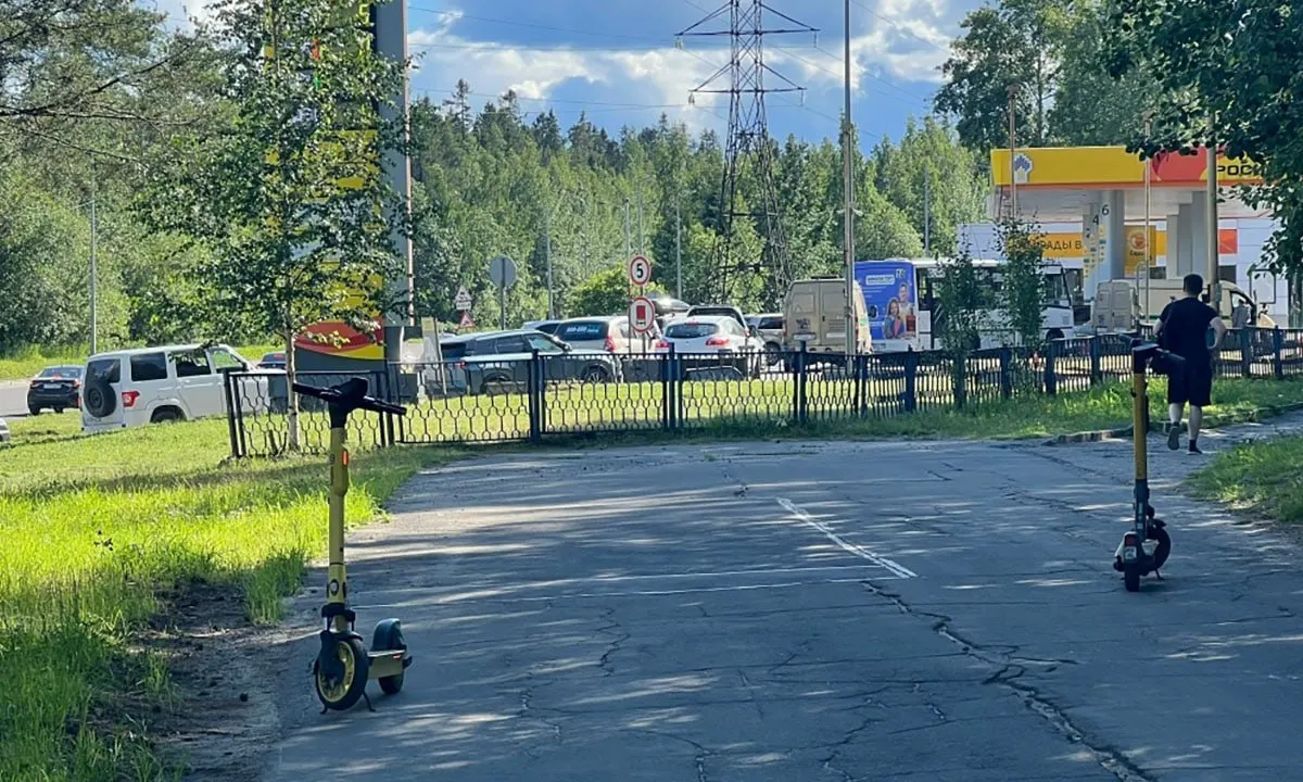 Ограничения на продажу бензина и многочасовые очереди наблюдаются в ряде субъектов страны — от Белгородской области до Иркутска и Воронежа. В некоторых районах горючее отсутствует полностью.
