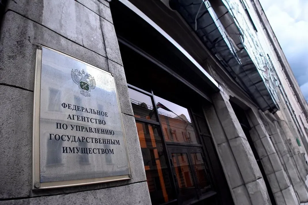 Закон отменяет ценовой порог и обязательную полугодовую паузу между аукционами, вводит требования к оценщикам и организаторам торгов и закрепляет особый порядок для религиозной собственности; документ вступит в силу через 10 дней после публикации.