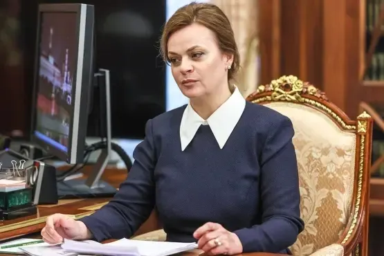 Владимир Путин подписал указ о назначении статс‑секретаря — заместителя министра обороны и председателя фонда «Защитники Отечества» Анны Цивилевой в президиум Совета при президенте РФ. По данным расследования, Цивилева является двоюродной племянницей президента.