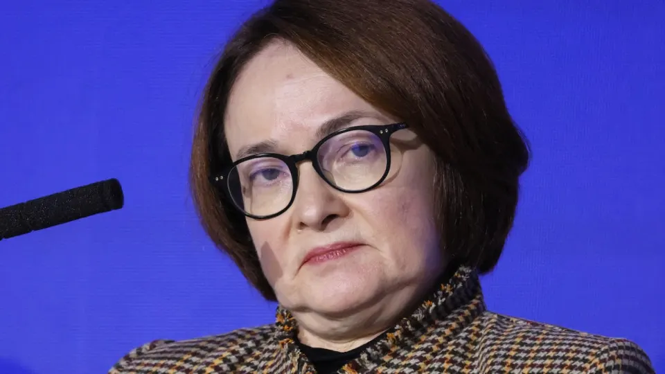 Резкий рост цен на бензин и падение производства нефтепродуктов усиливают инфляционное давление, что делает менее вероятным ожидаемое снижение ключевой ставки и повышает риск резкого ужесточения политики.