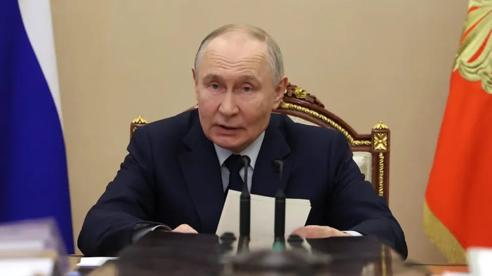 Инвестиции в России в первом квартале сократились рекордно — власти связывают это с внешними ограничениями, высокими ставками и падением прибыли; бюджетные возможности для стимулирования ограничены.