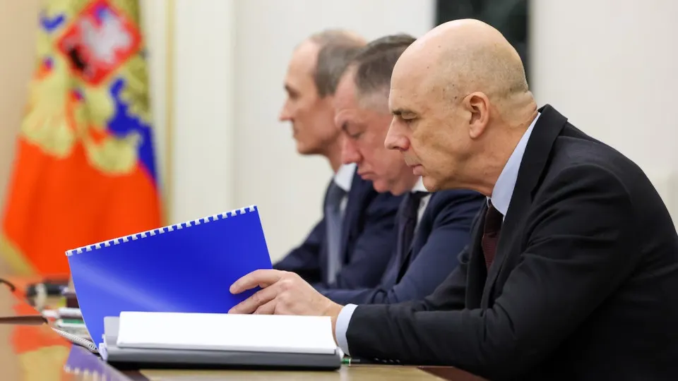 Инвесторы массово распродают российские гособлигации на фоне роста бюджетных рисков, ожиданий увеличения военных расходов и сдержанной монетарной политики: доходности ОФЗ поднялись до 15,5%, а дефицит федерального бюджета превысил 6 трлн рублей.