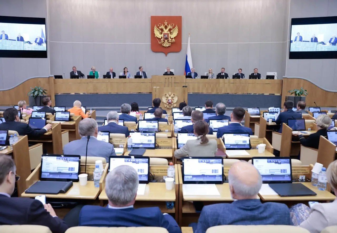 Анализ показал, что Госдума одобряет 84% правительственных и 99% президентских законопроектов; проходимость депутатских инициатив — около 25%. Многие предложения остаются в подвешенном состоянии до смены состава парламента.