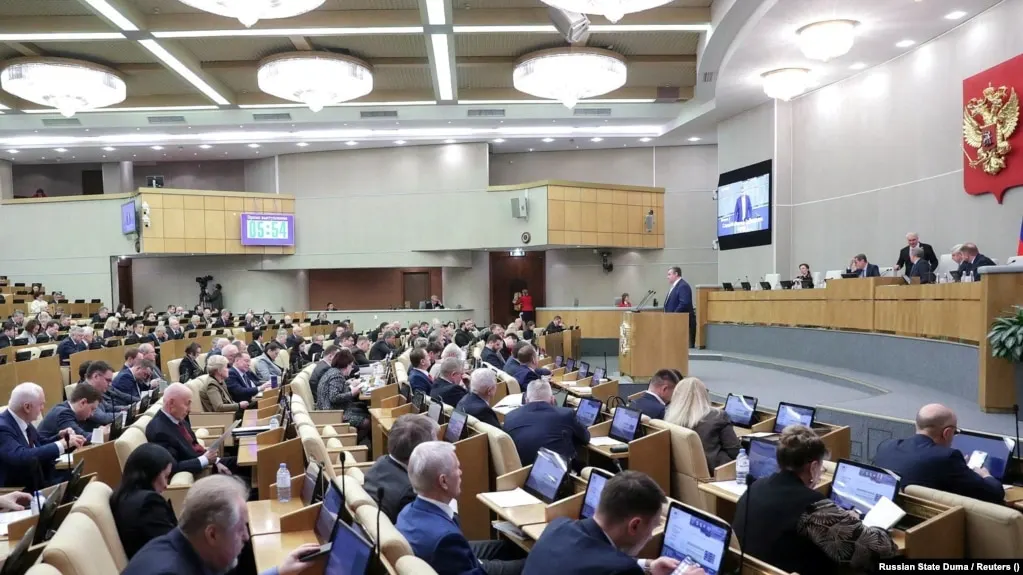 Во втором чтении планируется принять поправки, которые лишат уехавших из страны людей ряда прав — от консульских услуг до распоряжения имуществом и банковских переводов. Ряд положений вступит в силу немедленно после подписи.