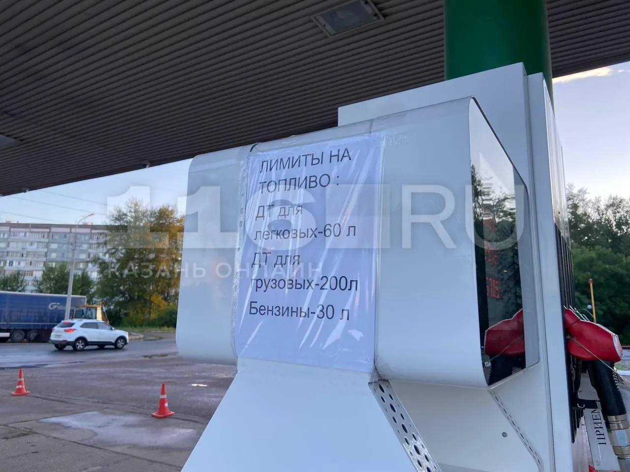 На некоторых АЗС установили ограничения: 30 л бензина на машину, 60 л дизеля для легковых и 200 л для грузовых; заправка в канистры запрещена.