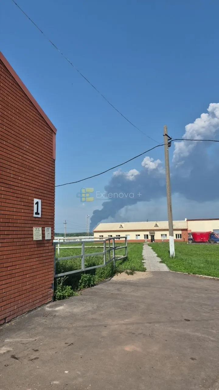 Серия ночных ударов беспилотников по частным домам, складах и объектам ТЭК в разных регионах привела к пожарам, разрушениям и жертвам. Ведутся работы по отражению атак и уточнению последствий.