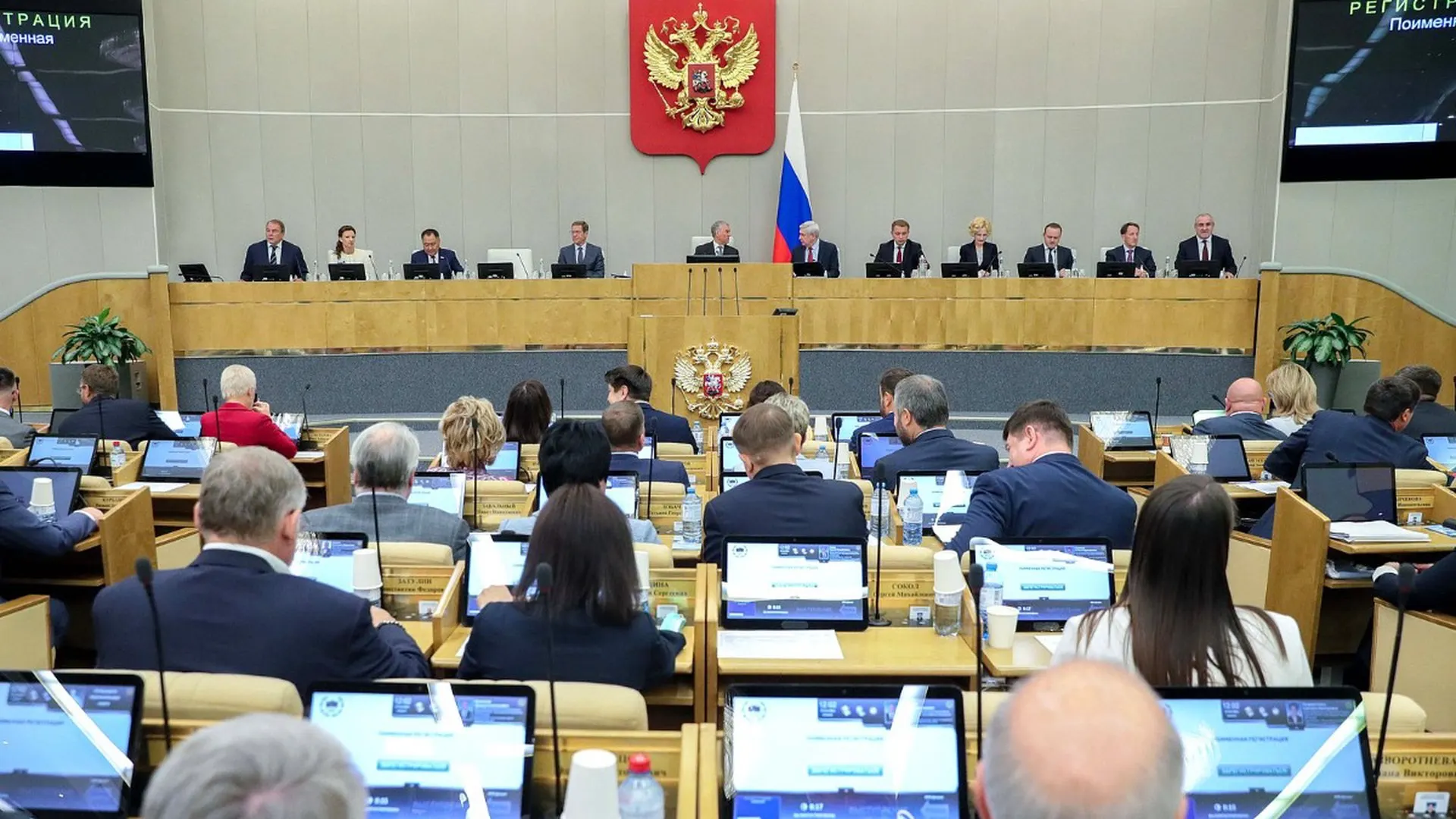 Совет Госдумы рекомендовал включить в повестку 22 июля второе чтение двух законопроектов, вводящих широкий перечень ограничений для лиц, осуждённых или привлечённых по ряду политических статей; реестр таких лиц будет вести Минюст.