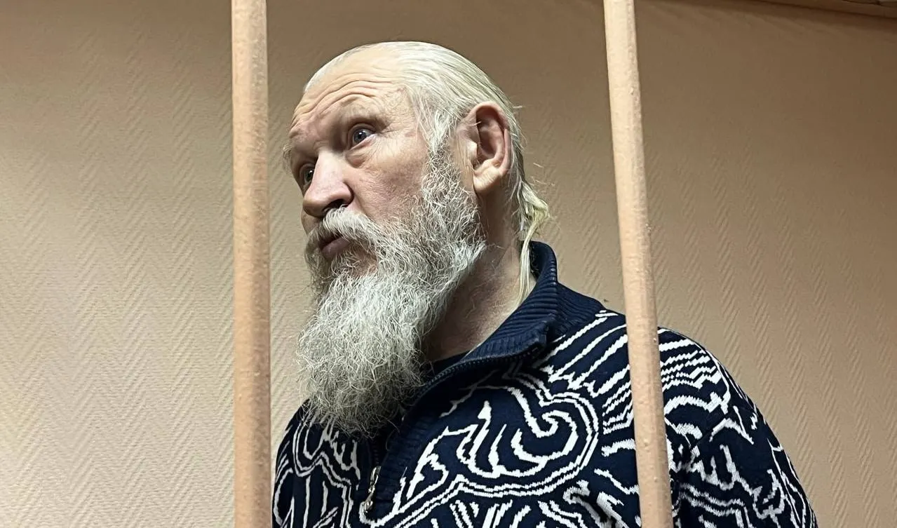 В обновлённый реестр включён бывший депутат Госдумы, ранее осуждённый за соучастие в убийстве Галины Старовойтовой; он также был связан с тамбовской организованной преступной группировкой.