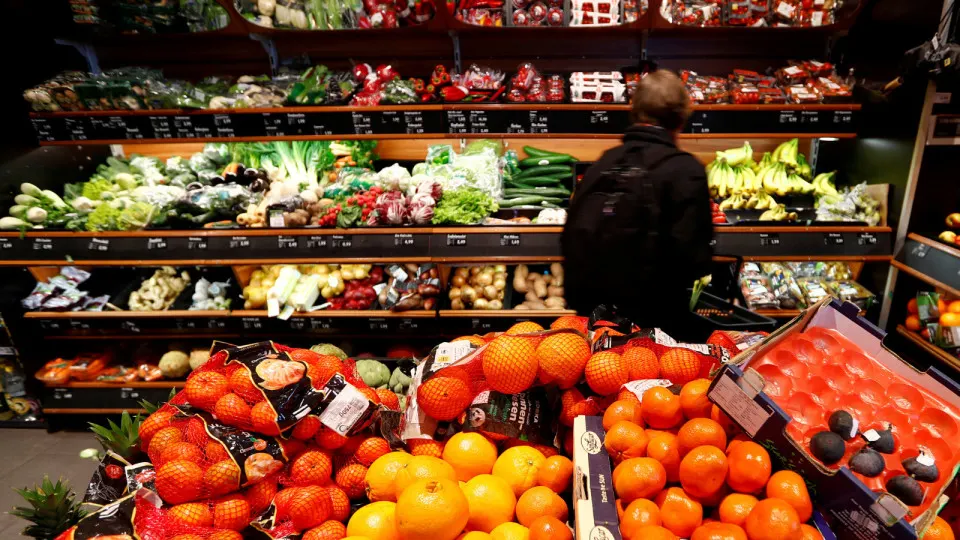 Рост цен на бензин и дизель стал катализатором удорожания продуктов и услуг: овощи подорожали на двузначные проценты, логистика дороже, а потребители ожидают дальнейшего ускорения инфляции.