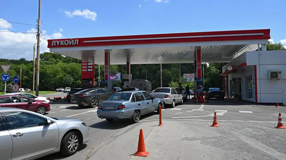 Цена белорусского АИ‑92 при поставке в Россию выросла на 6% за неделю и в 1,8 раза с начала мая. Импорт рассматривают как способ смягчить дефицит топлива после ударов по НПЗ и связанных ограничений в регионах.