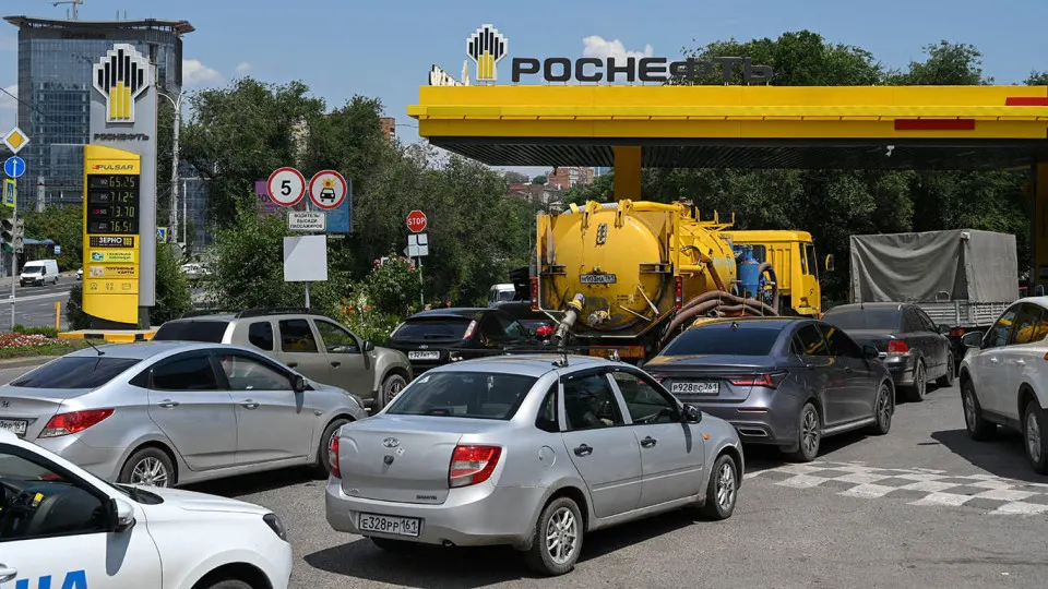 Из‑за падения производства топлива из‑за ударов по НПЗ власти подготовили механизм, который позволит оперативно ввозить дизель с компенсациями для импортеров.