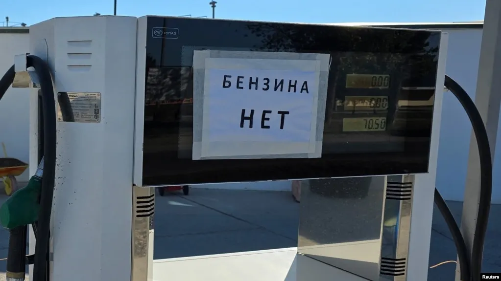 Росстат зафиксировал рекордный недельный рост цен на автомобильный бензин в Севастополе — дефицит топлива и логистические сложности привели к резкому подорожанию на фоне сокращения производства.