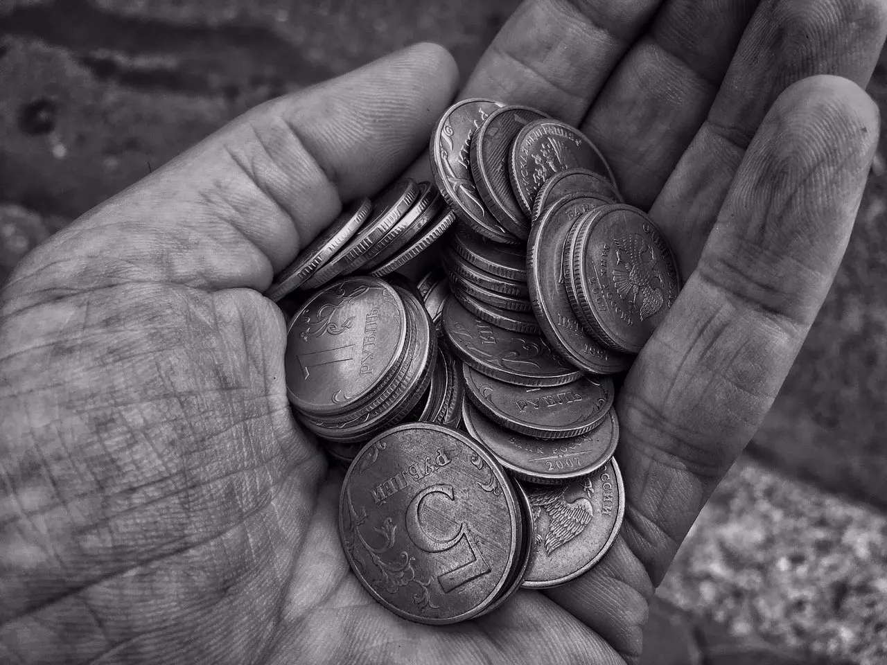 По данным Минтруда, уровень бедности в стране снизился до 6,7% благодаря введению единого пособия и дополнительному финансированию поддержки семей с детьми.