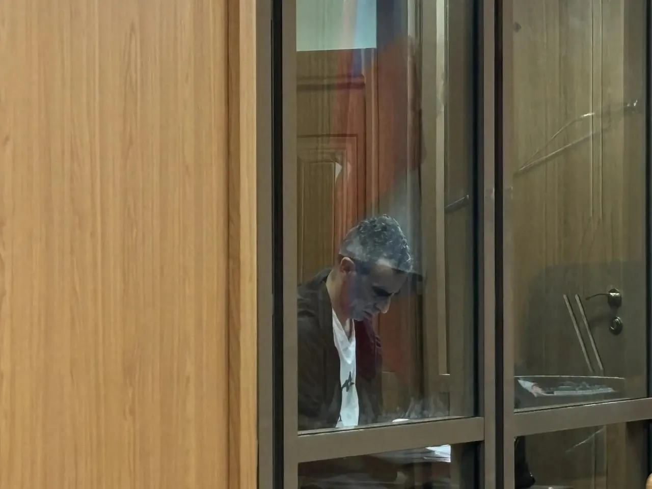 По делу свидетель рассказал, что обвиняемый Эцфеле Мете следил за перепиской супруги и даже проверял её онлайн‑статус при общении с адвокатом во время развода.