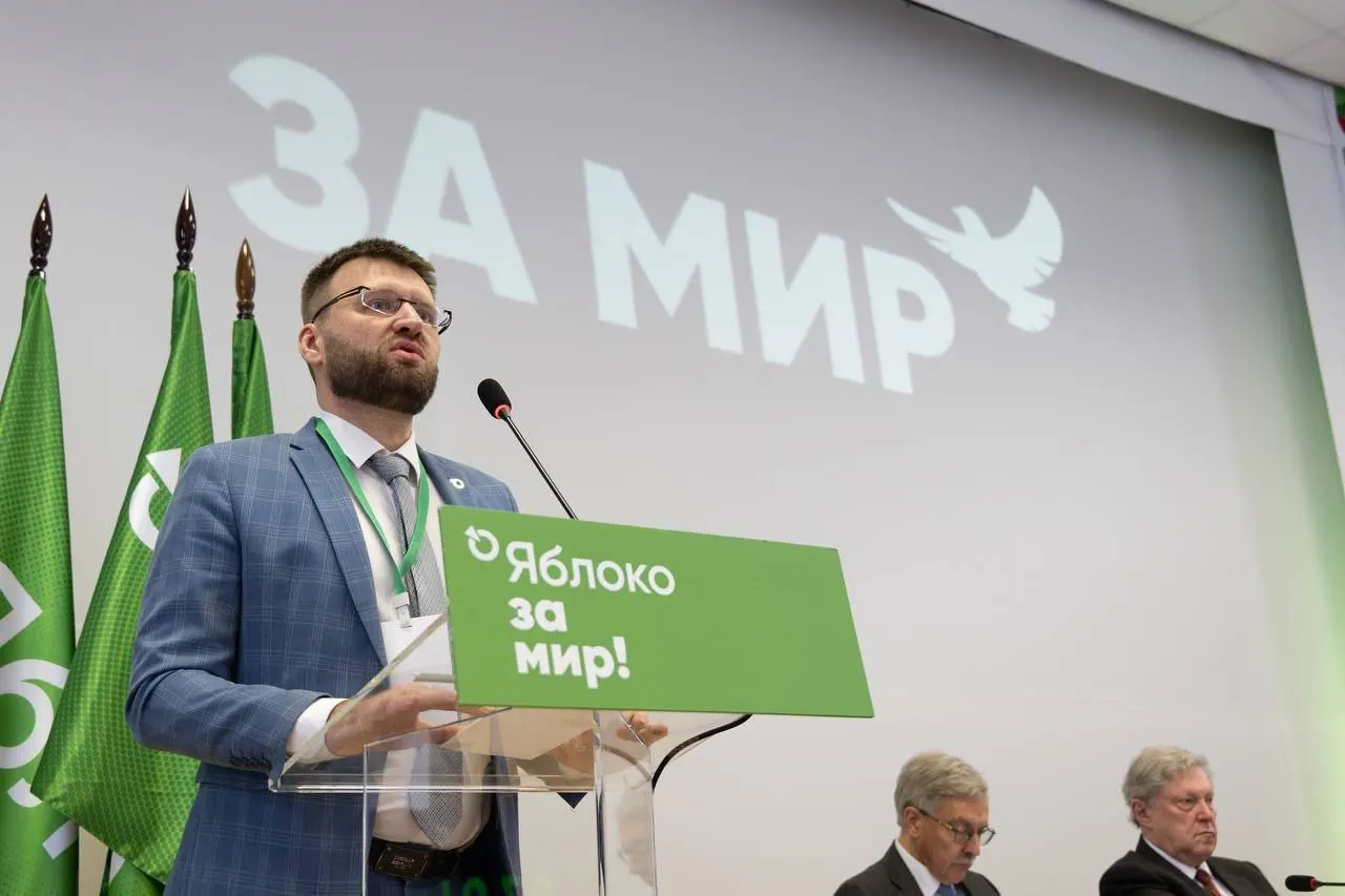 Ведомство отклонило ходатайство Дорохова, сославшись на «факты ведения политической деятельности»: поздравление от председателя партии, поездки в суд, возложение цветов и участие в видеоролике с бумажными самолётиками.