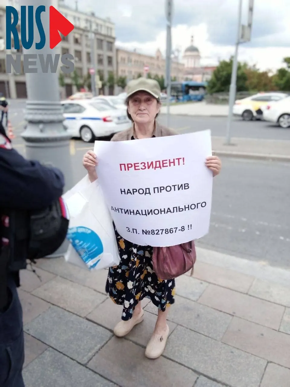 В Москве полицейские задержали Наталью Шамину, вышедшую в одиночный пикет против законопроекта о передаче регионам права лишать памятники охранного статуса. Градозащитники предупреждают о риске массовых сносов в интересах застройщиков.
