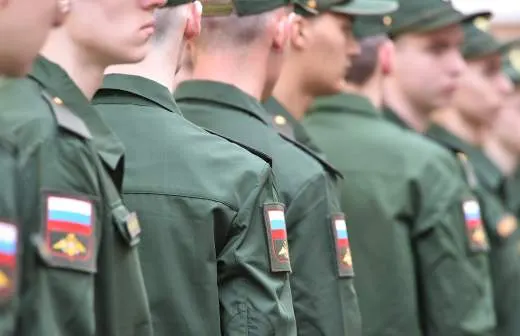 Правительство поддержало законопроект, позволяющий направлять солдат-срочников на службу в пожарные подразделения МЧС — до 5 тысяч человек планируют привлечь для стабилизации численности караулов и проведения аварийно-спасательных работ.