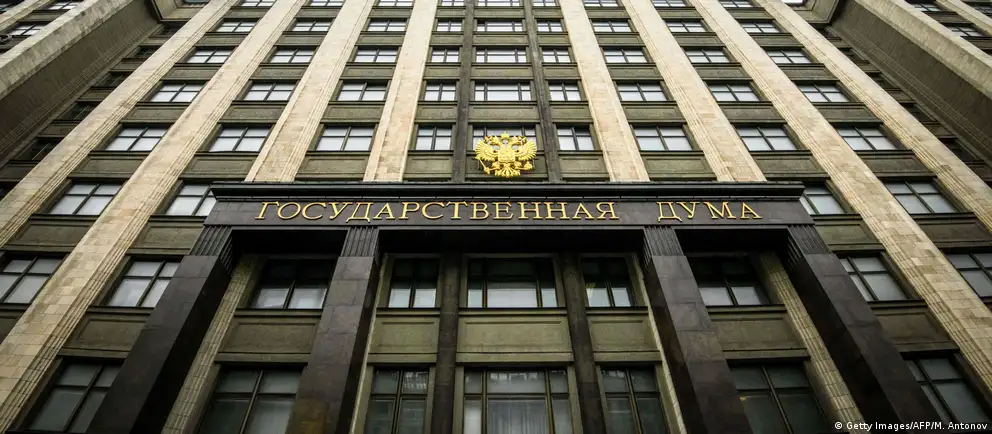 Нижняя палата парламента одобрила пакет поправок, которые меняют механизм топливного демпфера, расширяют перечень поставок для учёта при биржевых продажах и вводят схему компенсаций для импортного дизеля. Власти рассчитывают, что меры помогут стабилизировать рынок и увеличить поставки топлива.