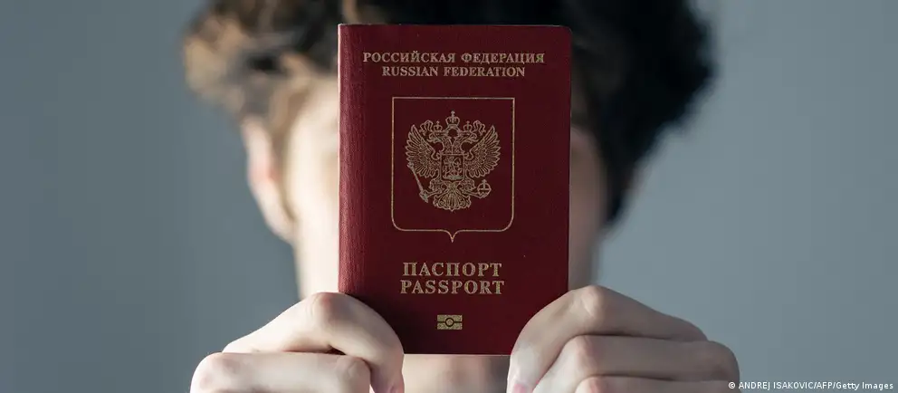 Из‑за возражений Франции и Италии Евросоюз пересмотрел изначальный проект: запрет теперь планируют ввести лишь для непосредственных участников боевых действий и только на краткосрочные визы, с расширенными гуманитарными и государственными исключениями.