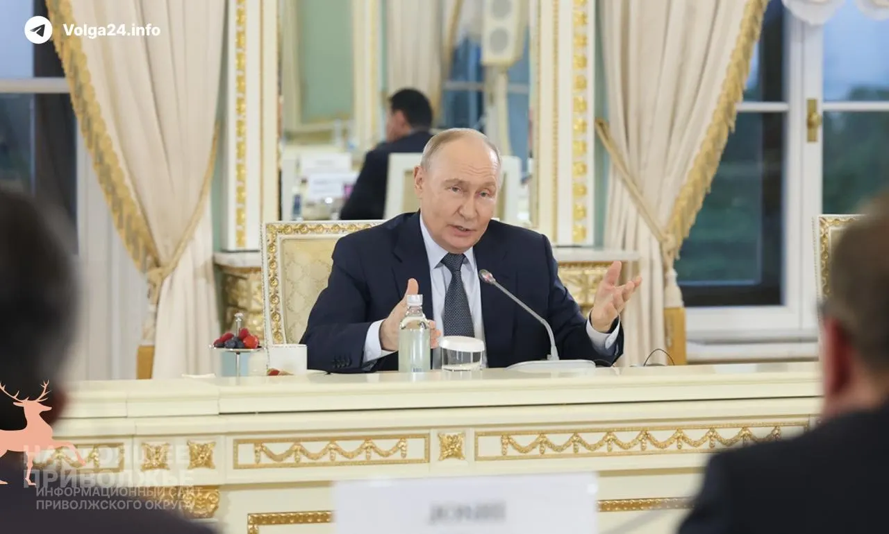 Президент заявил, что проблемы на внутреннем топливном рынке носят временный характер; ВВП России за первые пять месяцев вырос на 0,2%, в мае — на 0,3%.