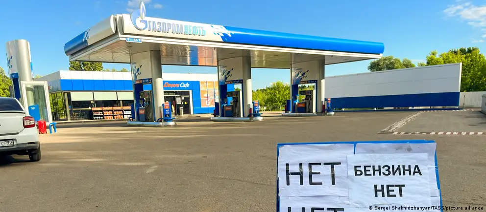 Росстат фиксирует сокращение индекса производства нефтепродуктов на 21,8% в годовом выражении; одновременно темп роста розничных цен на бензин и дизель замедлился, а последствия ударов по НПЗ приводят к локальным ограничениям продажи топлива.