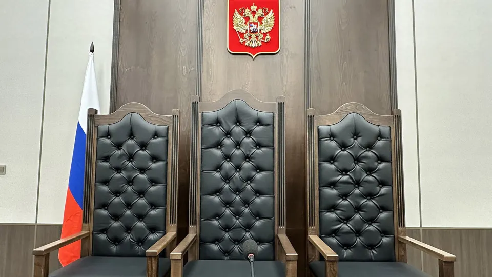 Правительственная комиссия одобрила инициативу, позволяющую привлекать в аппараты судов студентов юрфаков и людей со средним профессиональным юридическим образованием на должности секретарей заседаний, консультантов и ряд специалистов. Эксперты предупреждают о рисках временного характера кадров и необходимости улучшать условия труда.