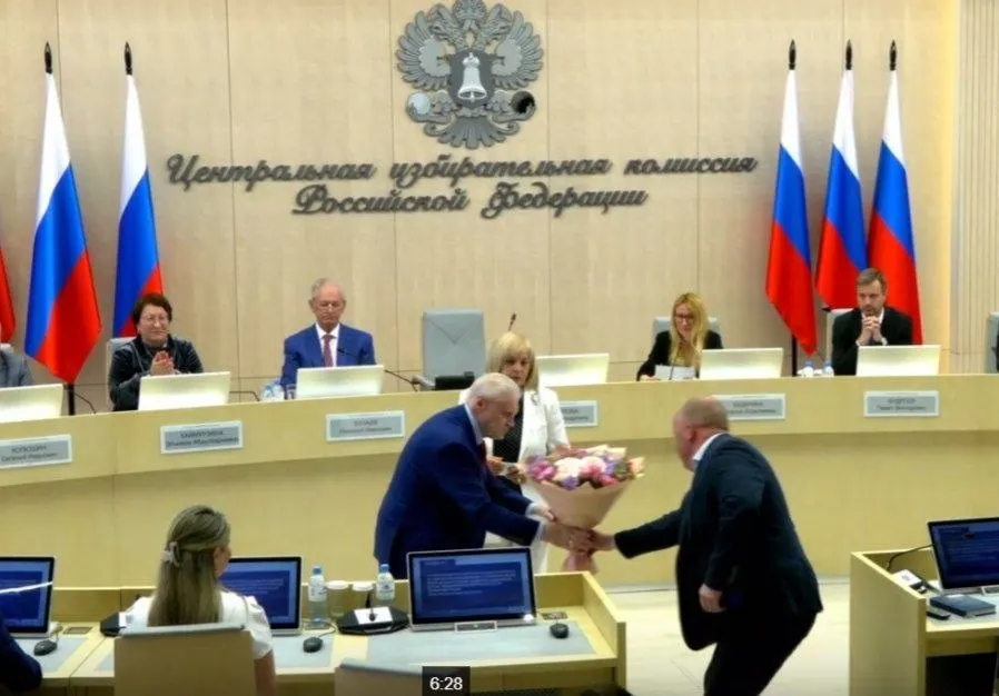 На заседании Центральной избирательной комиссии единогласно зарегистрировали 260 кандидатов от «Справедливой России», вручили удостоверение лидеру ЛДПР и одобрили 43 финансовых уполномоченных «Яблока» в 42 регионах.