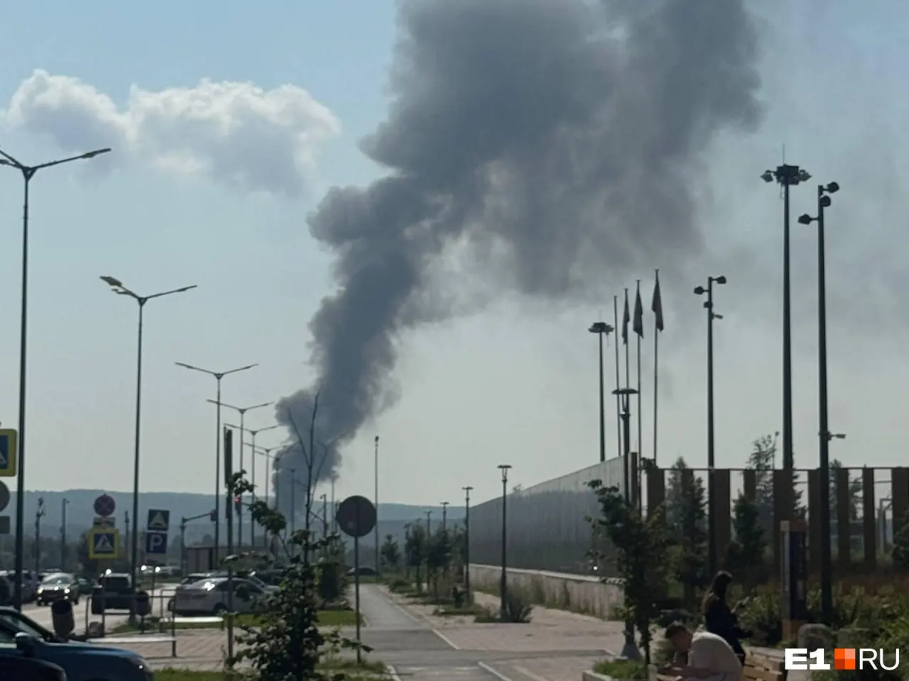 Утром 25 июля в Свердловской области и других регионах вводили режим угрозы БПЛА. Под Екатеринбургом горела площадка у логистического центра — эвакуацию провели, пострадавших нет.