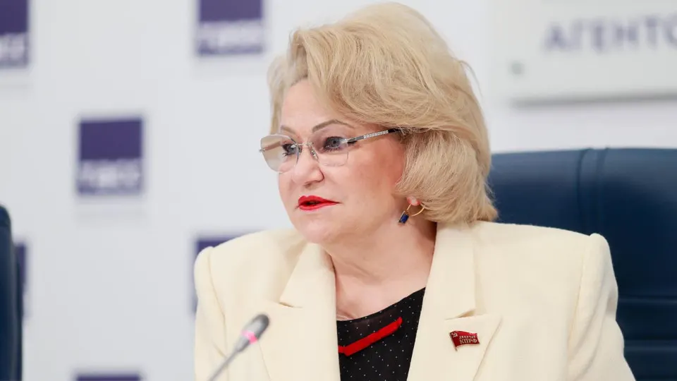 Глава думского комитета Нина Останина предупредила, что власти приуменьшают масштабы вывода из строя нефтеперерабатывающих заводов. Последствия уже сказываются на поставках топлива и продуктов и могут угрожать уборочной кампании.