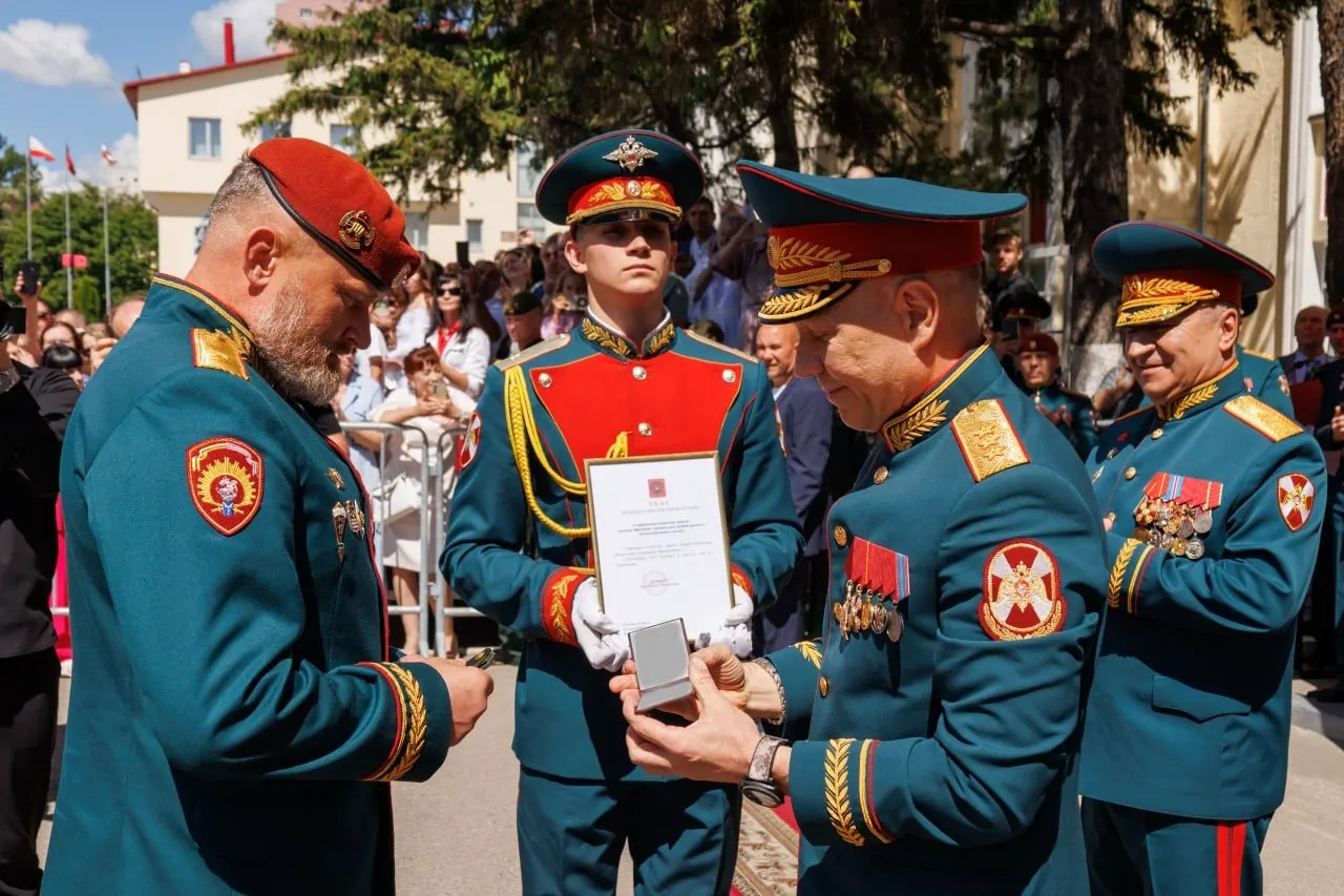 Начальнику Саратовского института войск национальной гвардии Александру Белоглазову присвоено воинское звание «генерал-лейтенант». Погоны и удостоверение вручил заместитель директора Росгвардии, генерал-полковник Анатолий Маликов.