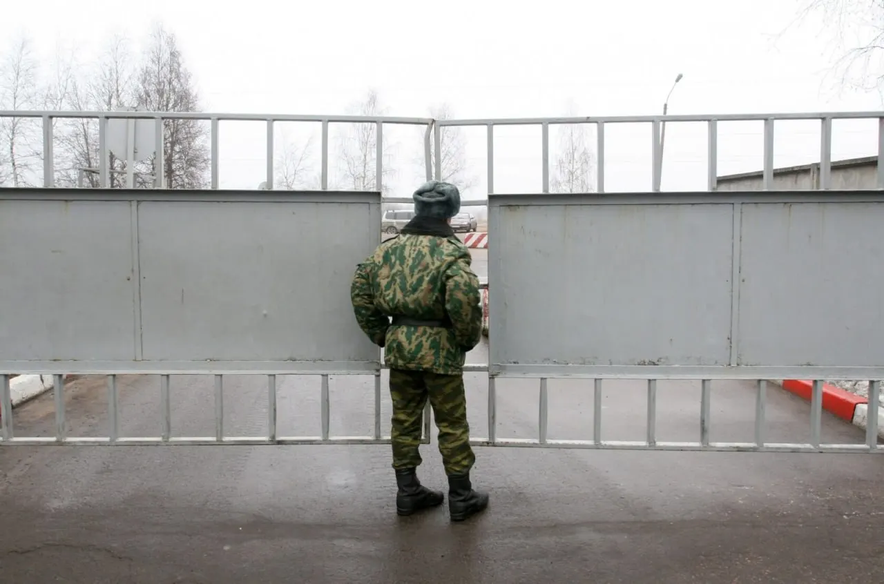Депутат из Томска сообщает, что пропавшим без вести всё чаще присваивают статус «самовольно покинувших часть» (СОЧ), что лишает семьи выплат; по оценкам, такой статус получили десятки тысяч военнослужащих.