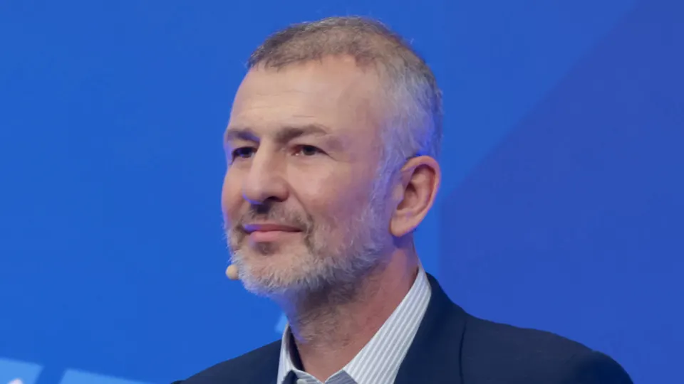 После претензий Генпрокуратуры миллиардер Андрей Мельниченко договорился о мировом соглашении и перевёл 32 млрд рублей в образовательный центр «Сириус», что позволило избежать национализации СИБЭКО; сумма почти равна цене покупки актива у Михаила Абызова.