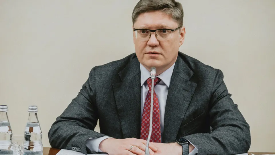 Зампред фракции назвал недовольных топливным кризисом «обиженными подростками», связал перебои с ударами по НПЗ и пообещал восстановить мощность; аналитики фиксируют резкое падение переработки нефти и ввод региональных ограничений.