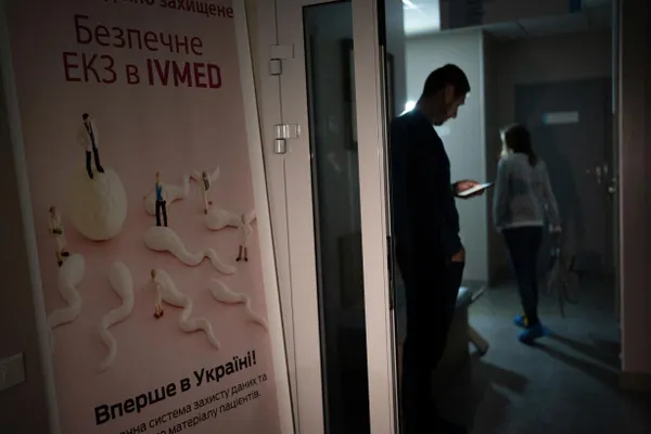 Депутаты приняли поправки к закону «О ветеранах»: вдовы участников боевых действий и жены ветеранов с инвалидностью смогут бесплатно пройти вспомогательные репродуктивные технологии, за исключением суррогатного материнства.