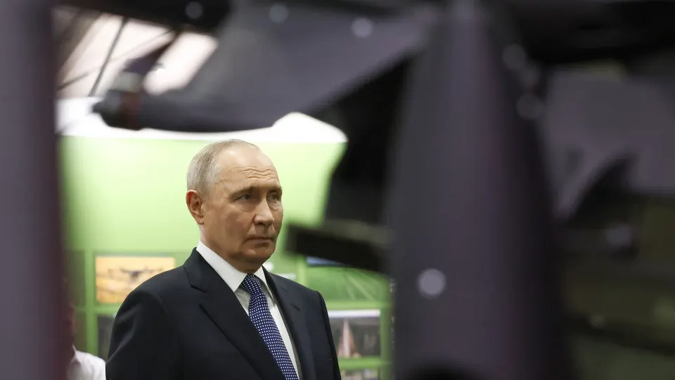 Президент заявил, что более 20 млн человек объединились вокруг ОНФ и добровольно направили около 70 млрд руб. на цели СВО; одновременно военные расходы государства достигли рекордных показателей и могут вырасти ещё сильнее.