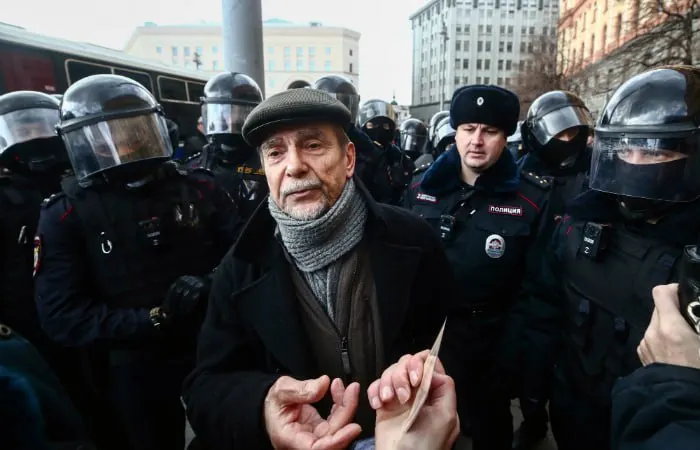 В Хорошевском суде Москвы началось заочное рассмотрение дела против 84‑летнего правозащитника: прокурор просит 6,5 года колонии и запрет администрировать сайты на 10 лет по обвинениям в деятельности «нежелательной» организации и нарушениях закона об «иностранных агентах».