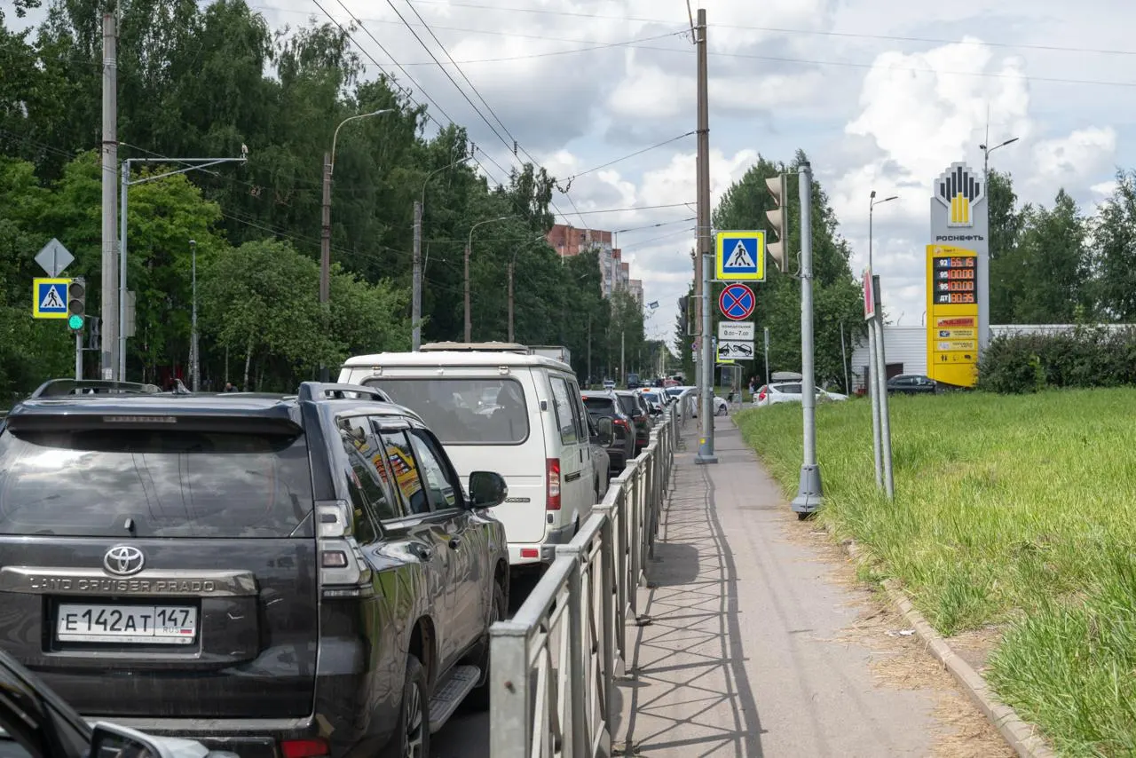 Несмотря на временное снижение экологического стандарта бензина до Евро‑3 в России, работники нескольких АЗС Санкт‑Петербурга сообщают, что пока получают топливо стандарта Евро‑5 и предлагают водителям проверять сопроводительные документы.