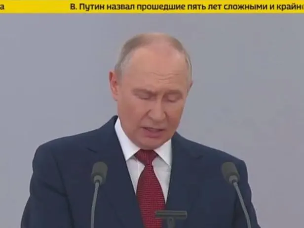 На встрече с депутатами президент отметил их вклад, заявил о поддержке участников СВО, охарактеризовал прошедшие пять лет как решающий этап и призвал собирать наказы в предвыборный период.