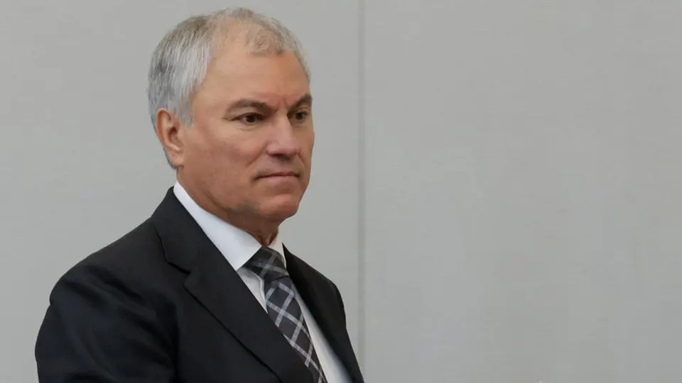 Спикер Госдумы подчеркнул, что паника помогает врагу, и призвал депутатов и граждан сохранять единство, пока власти принимают шаги по стабилизации ситуации с топливом.