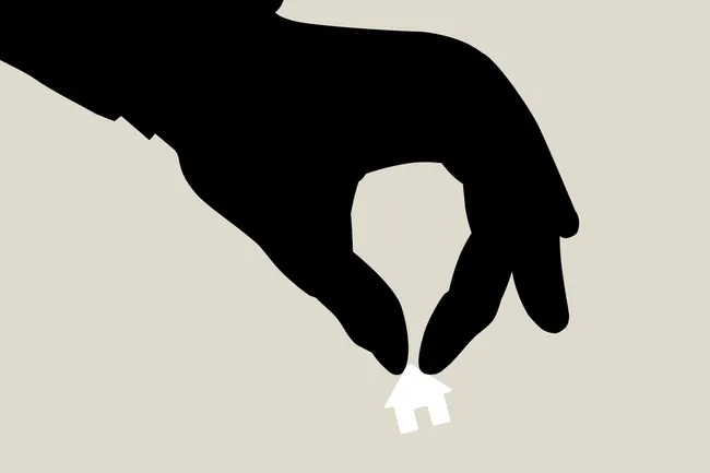 Новый закон позволяет арестовывать имущество уехавших за границу россиян как обеспечительную меру. Что это значит для владельцев жилья и какие есть легальные способы переписать или продать недвижимость дистанционно.