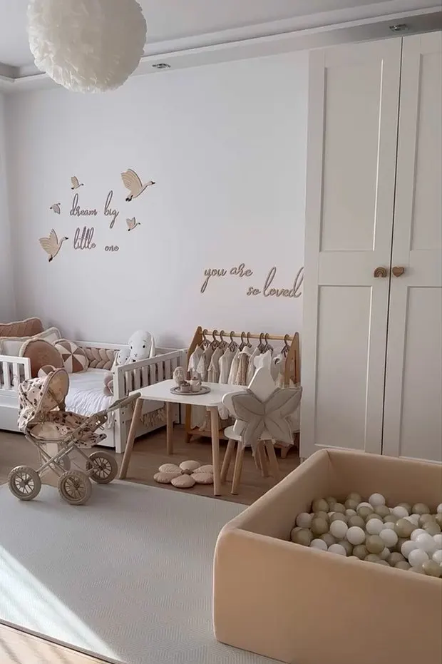 Ведомство заявило, что отказ от ярких цветов в одежде, игрушках и интерьере может нарушать формирование цветовосприятия у детей, что связано с речью и когнитивными процессами.