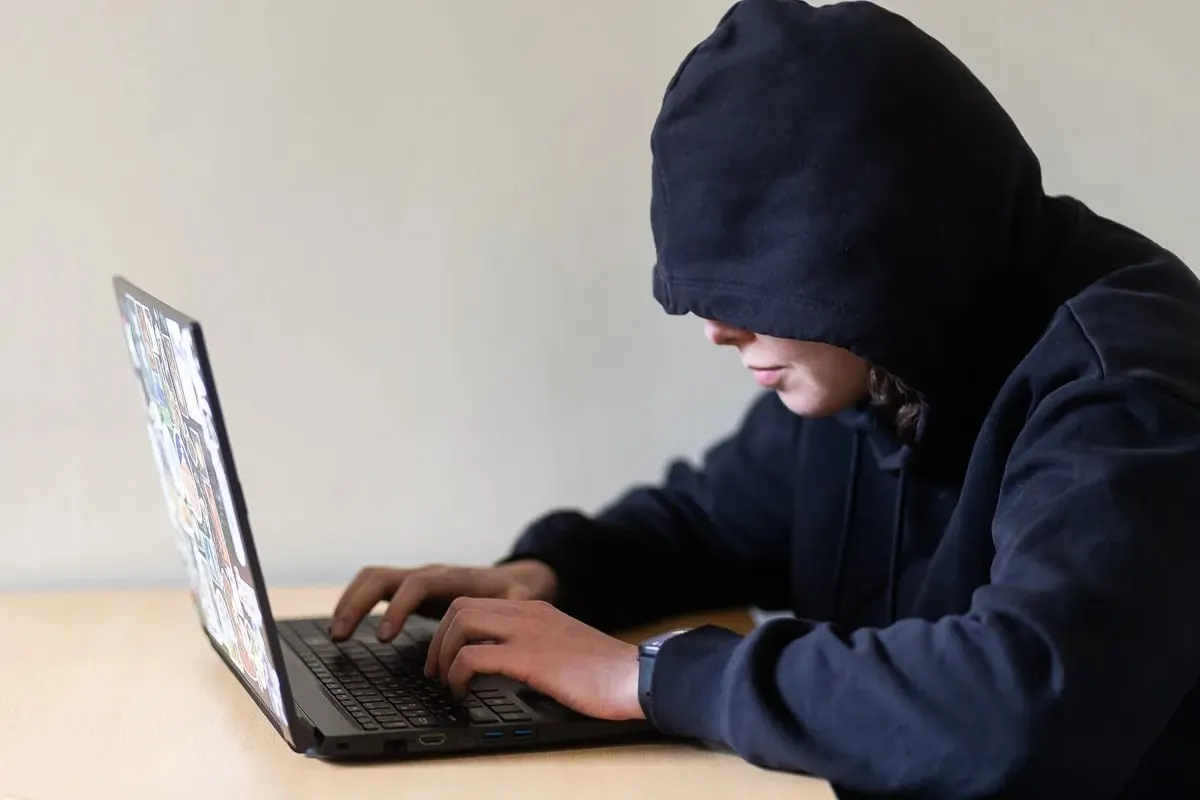 Проект предлагает дать пострадавшим возможность через суд ограничивать приближение и контакты навязчивых преследователей; документ направлен на оценку в правительство и может вступить в силу с 1 января 2027 года.