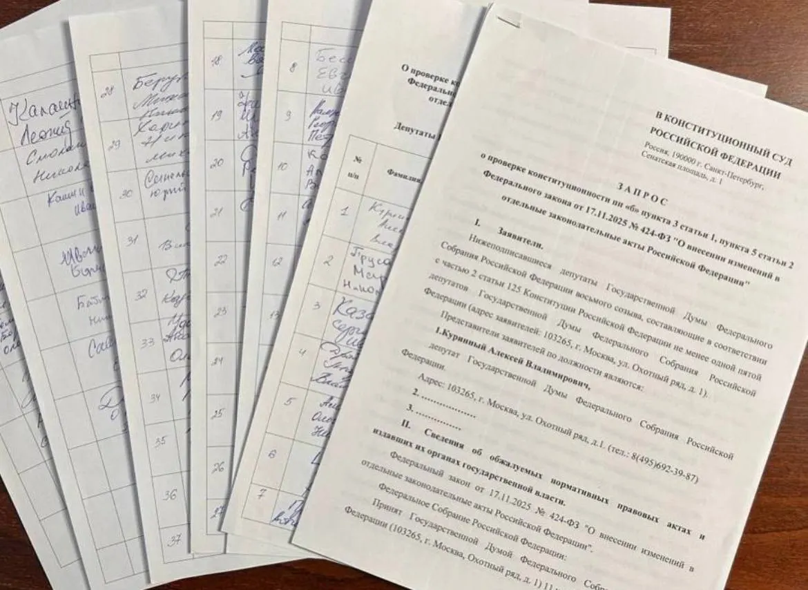 Депутат от Ульяновской области Алексей Куринный собрал 73 подписи за запрос в КС РФ о проверке закона об обязательной отработке для студентов-медиков; для обращения требуется 90 подписей.