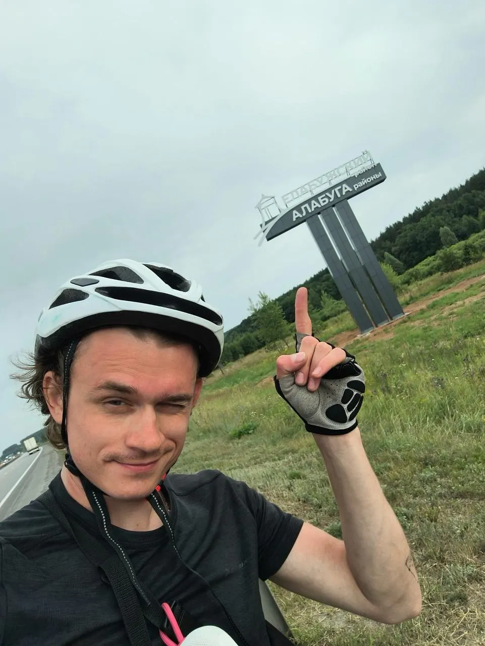 Спортивный психолог Александр Локалов, который в прошлом году доехал до Стамбула с напарником, на этот раз отправился в одиночную поездку до Шанхая. На третий день он добрался до Елабужского района Республики Татарстан.
