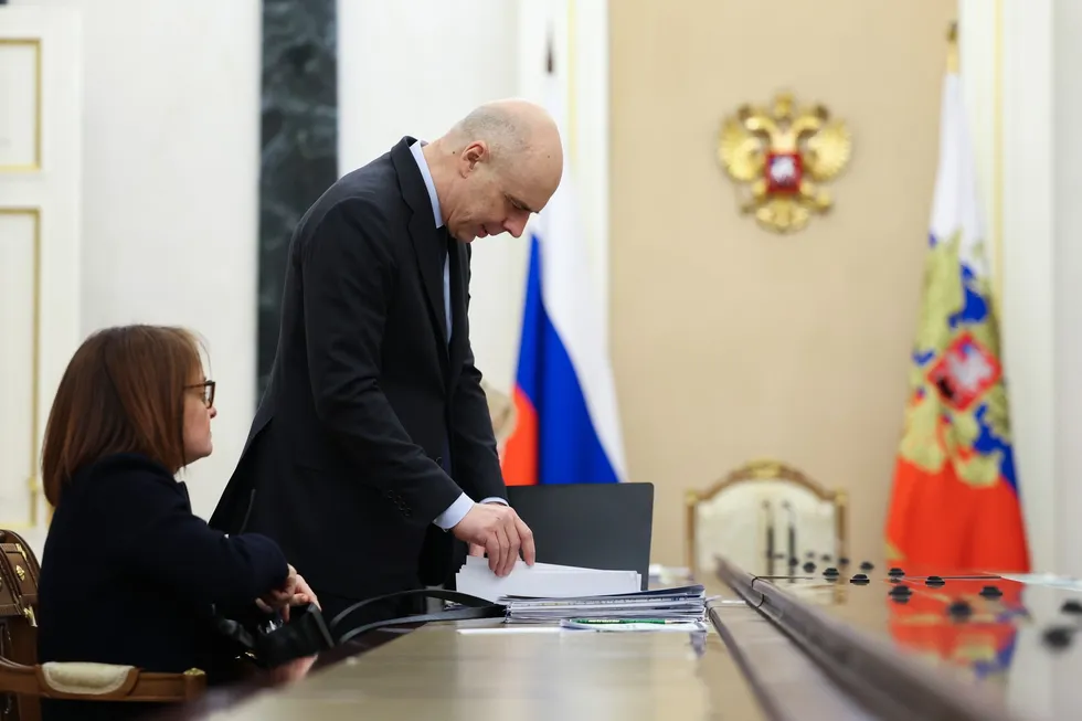 Госдума разрешила Минфину оперативно увеличивать расходы и наращивать долг вне прежних лимитов. Это временно закрывает кассовые дырки, но ослабляет прозрачность и предсказуемость фискальной политики и повышает риск долгового и инфляционного давления на экономику.