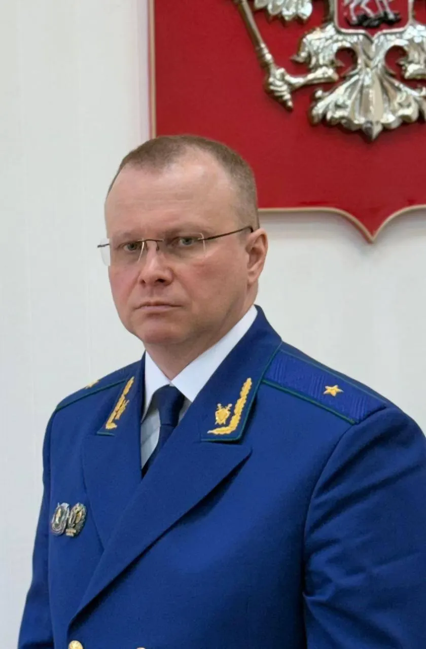 Президент назначил Бориса Анатольевича Новикова прокурором Мурманской области. Новиков служит в органах прокуратуры с 2001 года и ранее занимал ряд руководящих должностей в регионах и в Управлении Генпрокуратуры по Северо‑Западу.