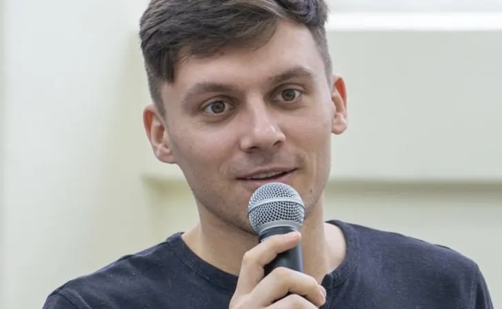 Звягин требует удалить свою «персональную карточку» с онлайн‑выставки и называет действия ведомства дискриминацией, нарушением презумпции невиновности и превышением полномочий.