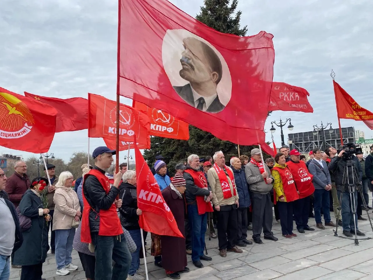 Депутаты подготовили поправки, которые обязуют комиссии регистрировать списки при наличии судебного решения. Новые нормы начнут действовать лишь с следующей кампании и затронут региональные и муниципальные выборы.